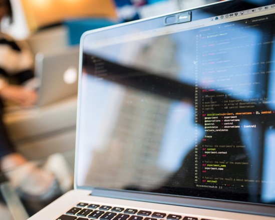 Convocatorias para incrementar el acceso a herramientas educativas en áreas y comunidades con baja conectividad o acceso a tecnologías.